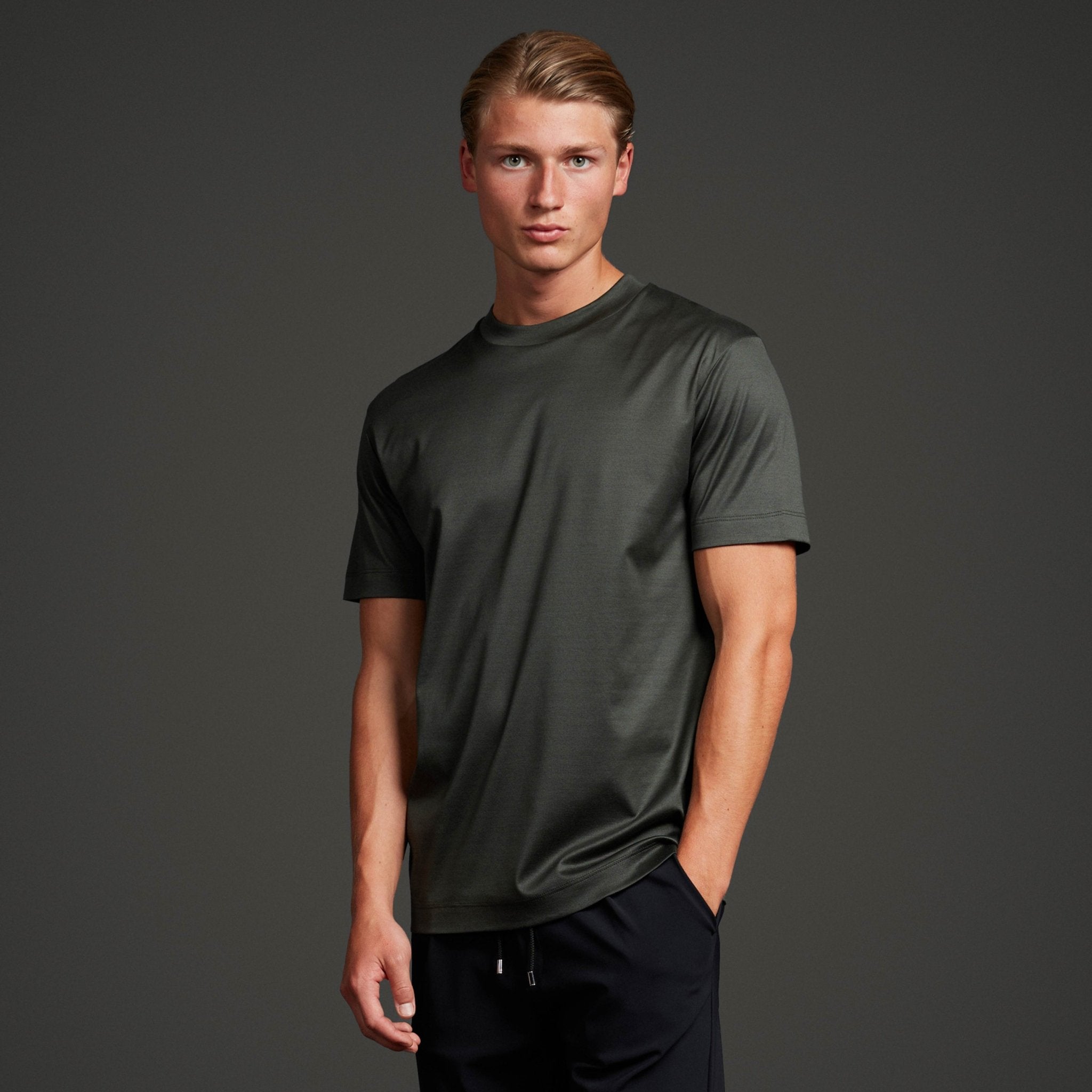 Van Casual tot Zakelijk – Zo Combineer je een Luxe T-shirt - DIMANO