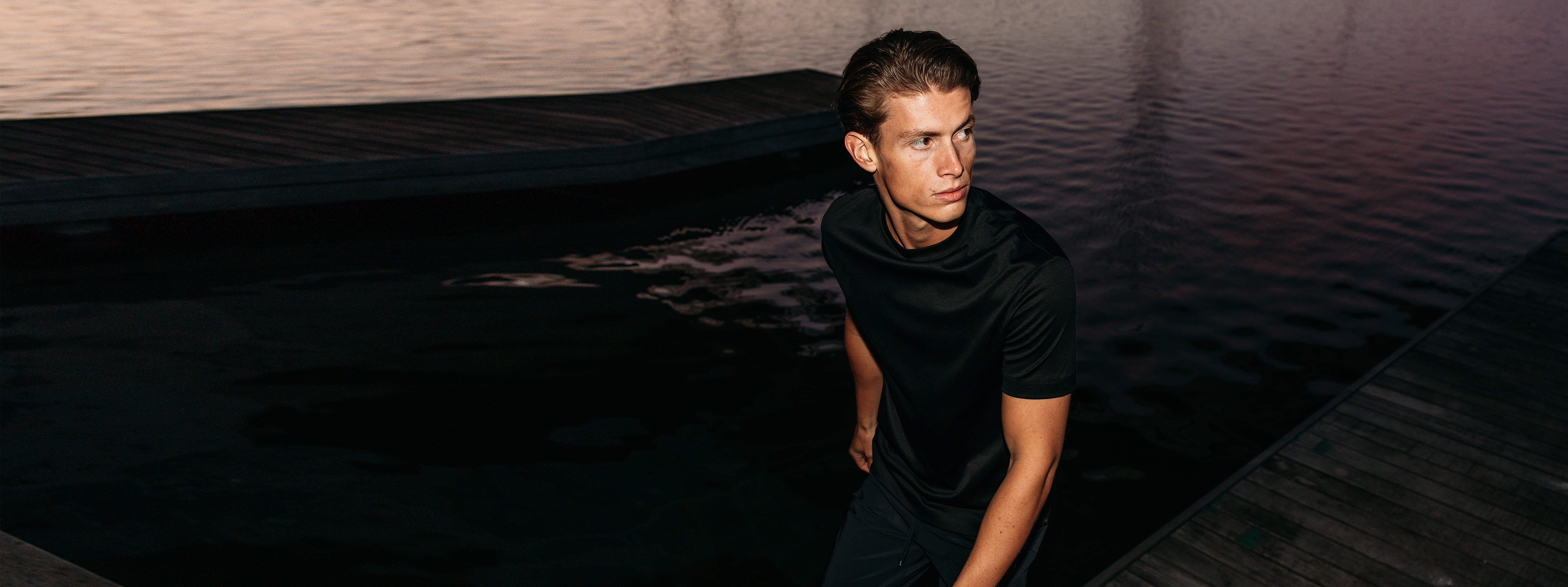 Man draagt T-shirt en tech short van Dimano, Italiaanse herenkleding